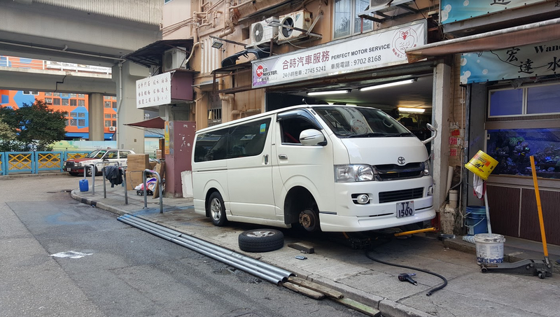 Illustration for article titled The Most Dedicated Mechanics In The World Wrench On The Streets Of Hong Kong